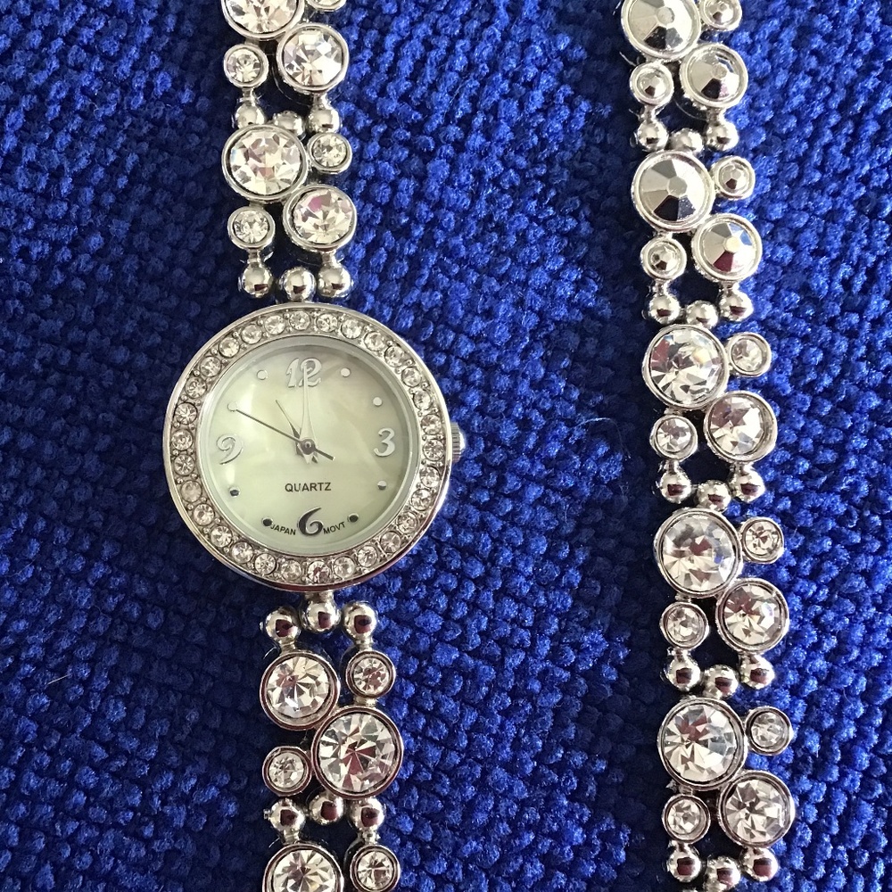Glamour set including a watch and a matching bracelet with sparkling stones